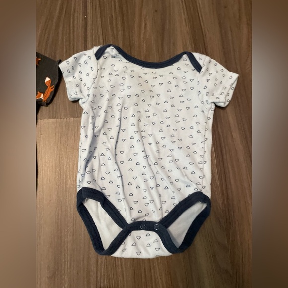 Assorted Baby Bodysuits Set - Navy, Black, White, Cream bundle size 6/9M - Picture 6 of 8